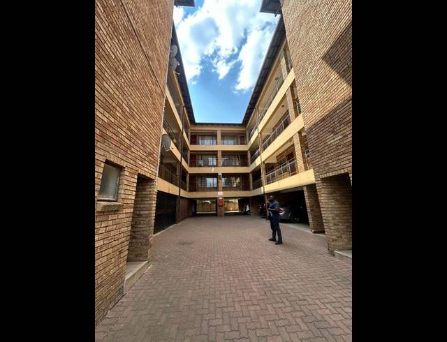 2 BEDROOM PROPERTY TO RENT IN HOME LAKE